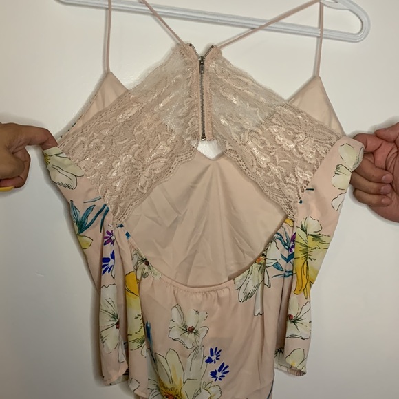 Floral top with zip up lace back - Picture 2 of 4